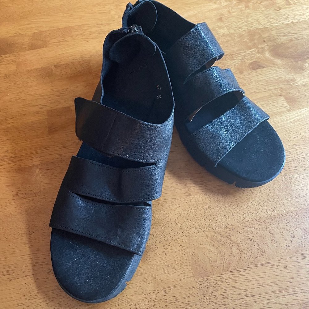 Size 7 Sesto Meucci black leather sandal